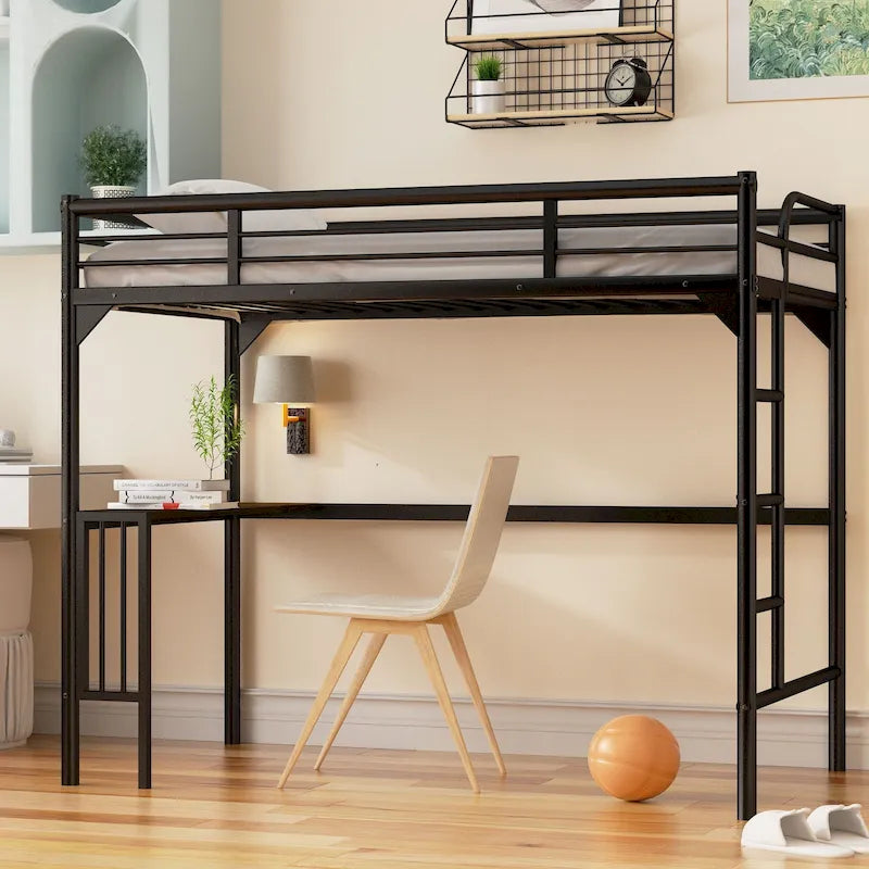 Lit mezzanine en métal noir pour une personne avec bureau, échelle et garde-corps, espace bureau sous le lit pour chambre à coucher