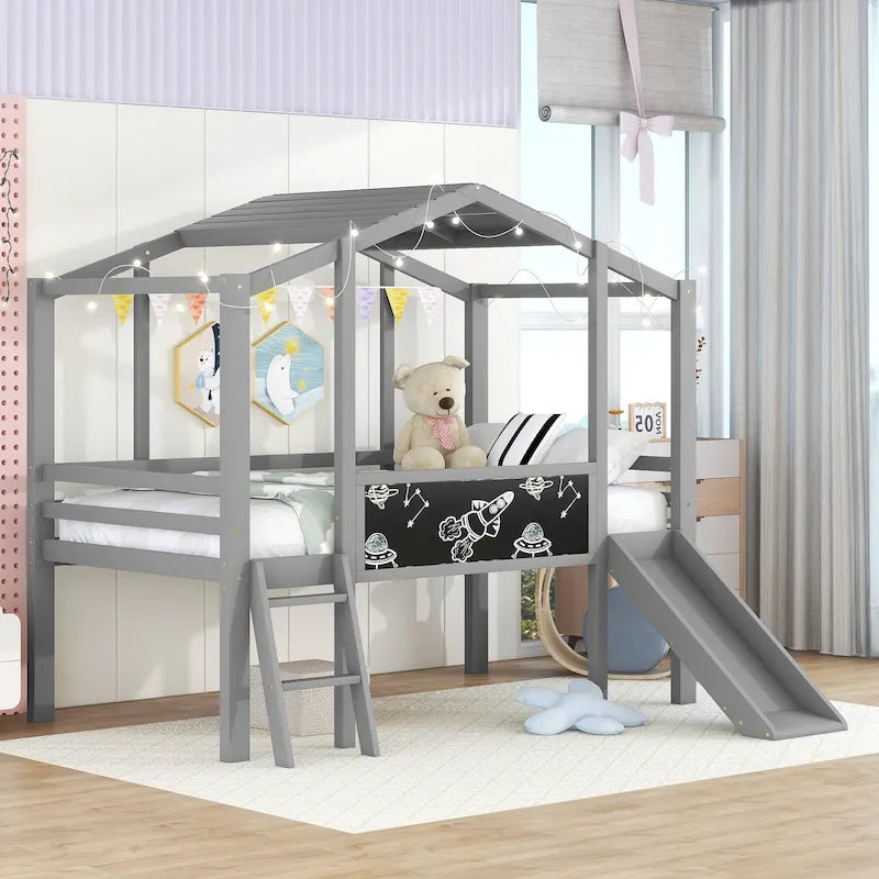 Lit mezzanine taille simple avec échelle et toboggan, lit cabane à sommier à lattes en bois avec tableau noir et bande lumineuse sur le toit
