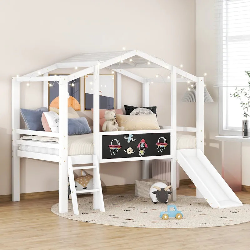 Lit mezzanine taille simple avec échelle et toboggan, lit cabane à sommier à lattes en bois avec tableau noir et bande lumineuse sur le toit